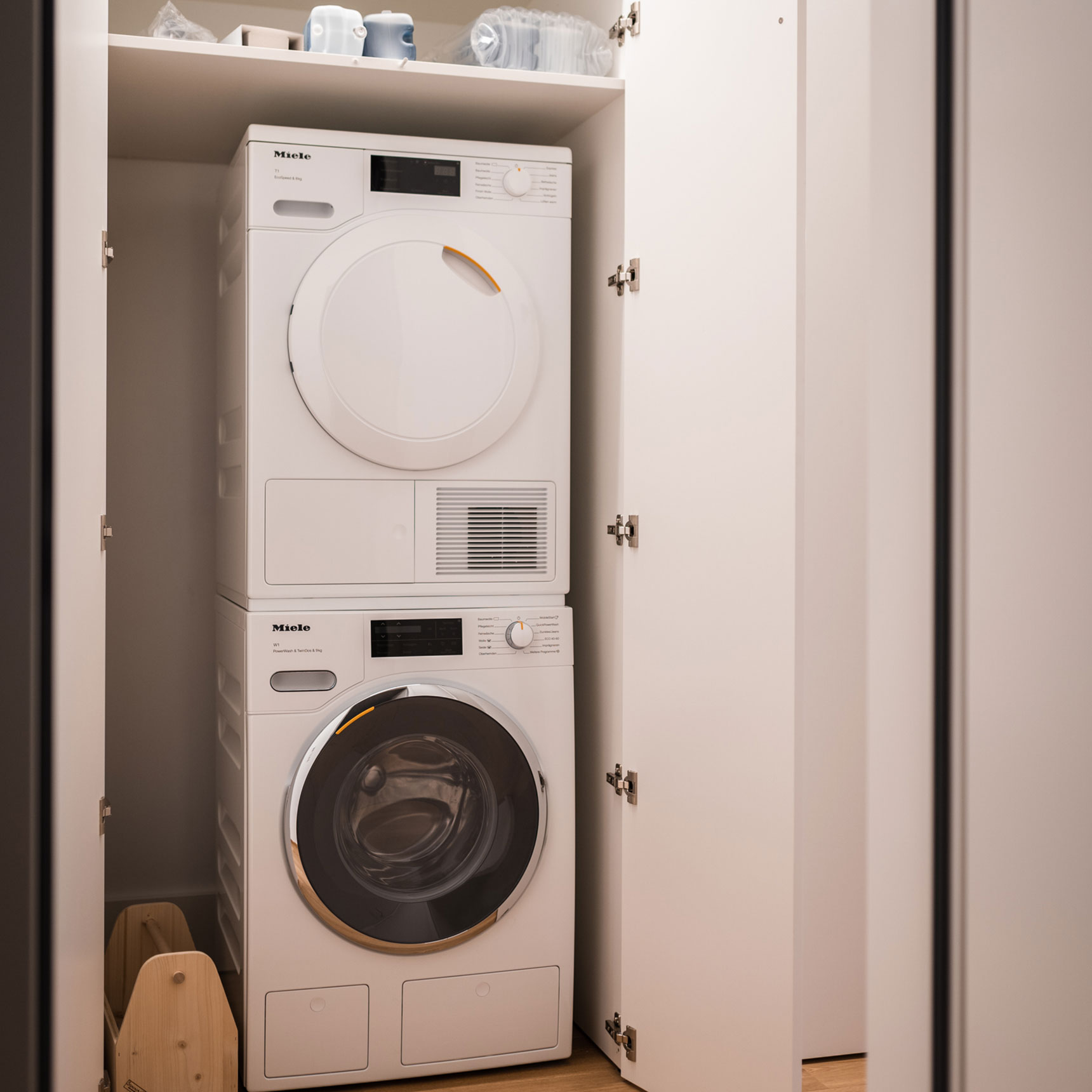 Waschmaschine und Wäschetrockner im Schrank
